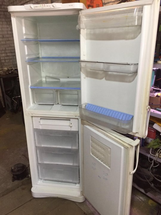 Холодильник индезит эльдорадо. Холодильник Индезит 23999. Холодильник Индезит двухкамерный 2м. Холодильник Индезит двухкамерный ноу Фрост. Холодильник Индезит двухкамерный двухкомпрессорный.