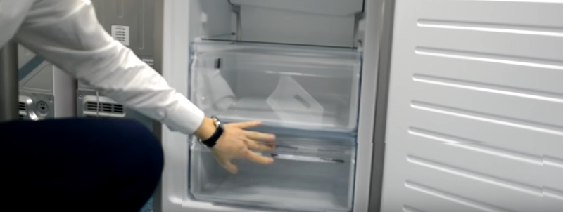 Почему стучит холодильник. Стук по холодильнику. Холодильник издает. Bosch холодильник странные звуки. В холодильнике странные звуки.