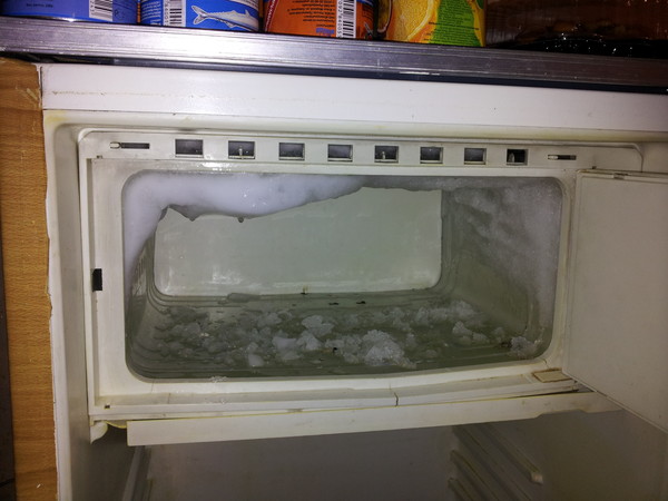 Из холодильника вынули закрытую крышкой. Дверь морозильной камеры холодильника полюс 10. Морозилка холодильник Атлант задвижка. Поддон холодильника Бирюса 10. Поддон под испаритель ЗИЛ 64.