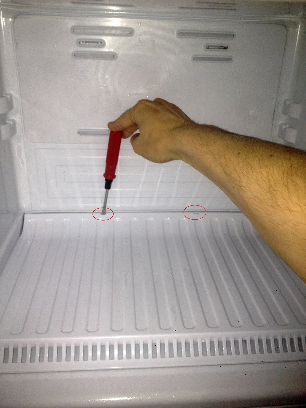 Как прочистить трубку в холодильнике. Дренажное отверстие в морозильной камере Индезит. Холодильник Атлант двухкамерный сливное отверстие. Сливное отверстие в холодильнике Бирюса. Холодильник Индезит сливное отверстие.