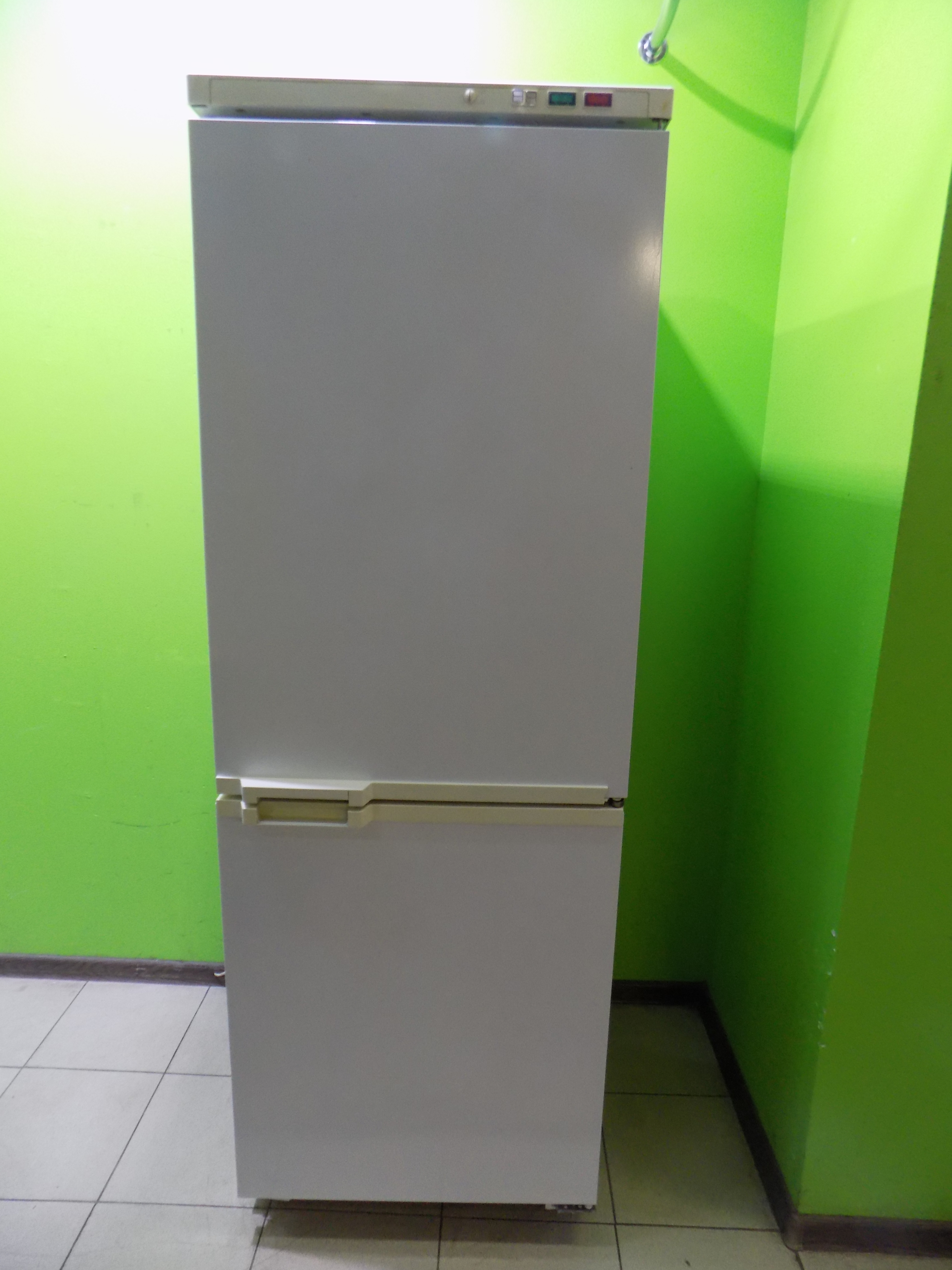 Авито москве б у холодильник. Холодильник Ardo t2711. Холодильник Ardo g1/20605498. Холодильник Ардо двухкамерный. Ardo холодильник старый.