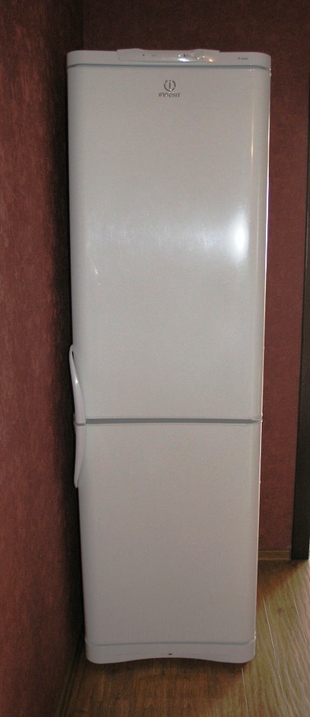 Холодильник индезит двухкамерный модели. Холодильник Индезит двухкамерный 2010 года. Холодильник Индезит двухкамерный старые модели. Холодильник Индезит модель 2010 года.