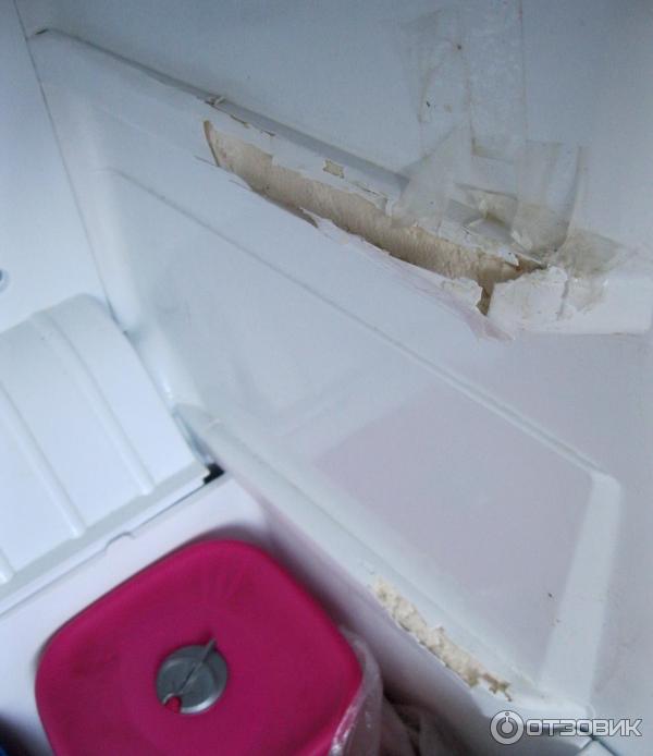 Трещины холодильнике внутри. Трещина в корпусе морозилки. В морозилке трещины. Внутренний пластик холодильника. Пластик внутри холодильника.