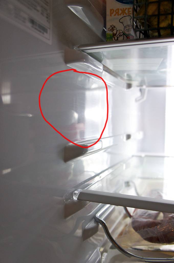 Трещины холодильнике. Задняя стенка холодильника. Сломанный холодильник. Холодильник внутри. Задняя стенка морозильной камеры.
