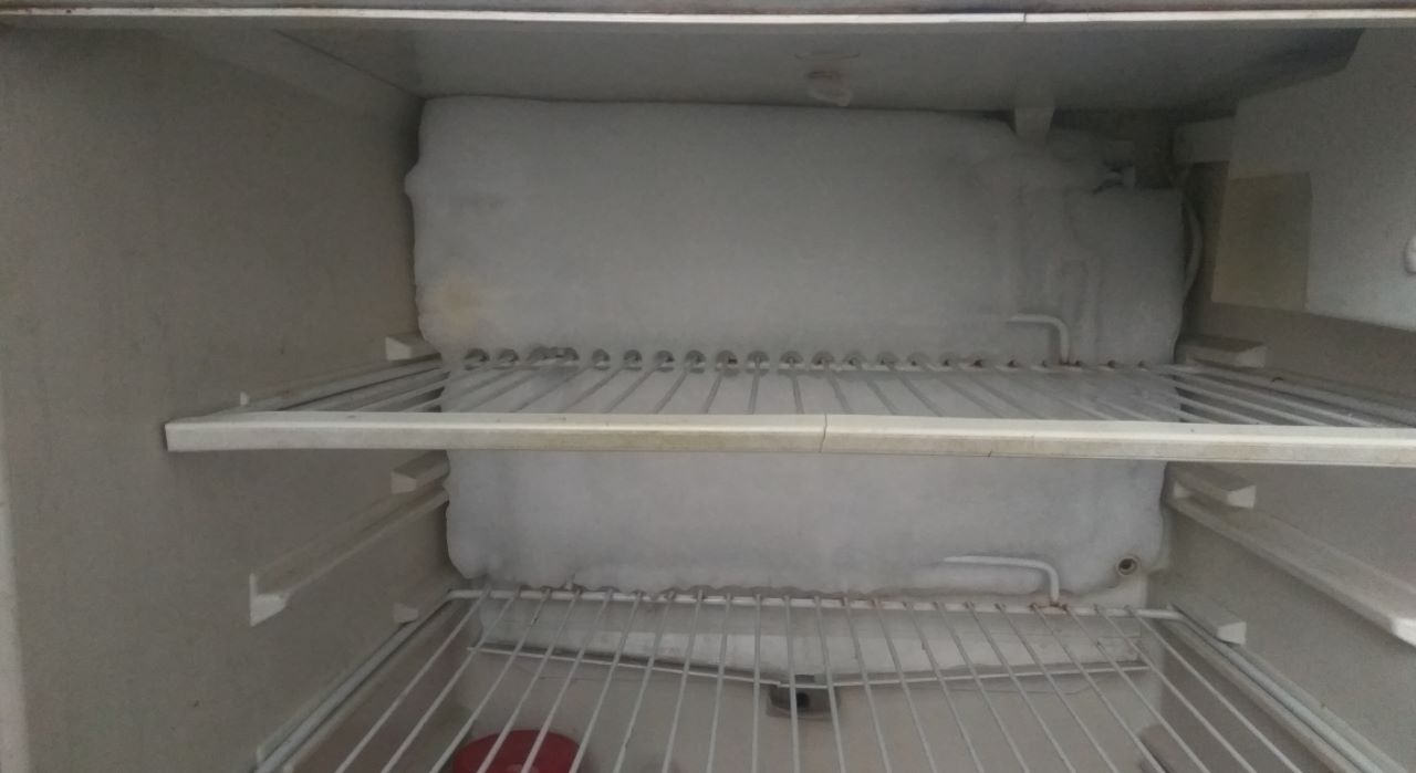 Вода холодильником атлант. Холодильник шипит в морозилке. Пробитый холодильник. Пробили морозилку холодильника. Нарастает лед в холодильнике.