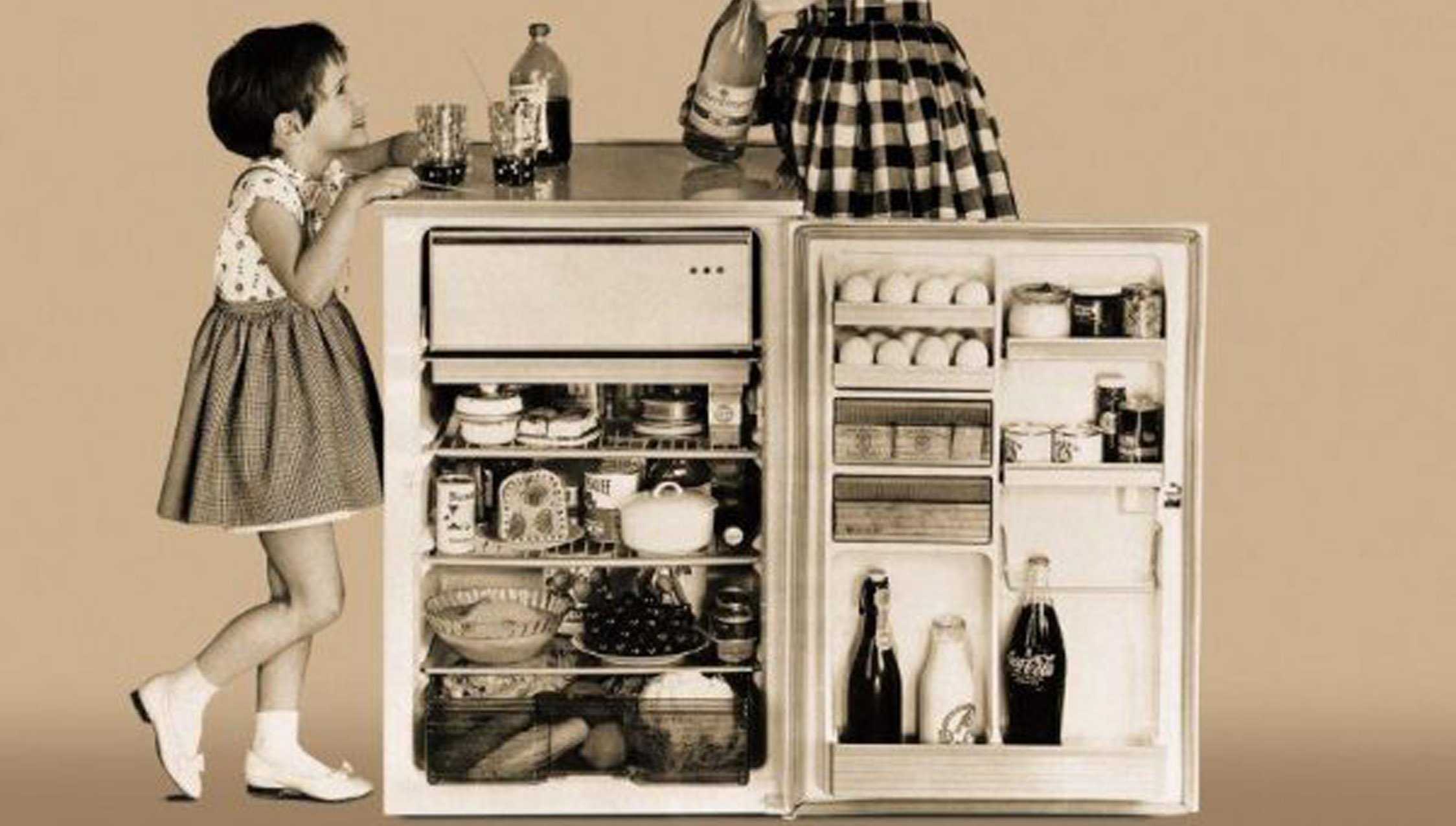 Как менялся холодильник. Первый холодильник General Electric 1911. 1926 Холодильник Кристиан Стинструп. Холодильник 1930. Холодильник 1950.